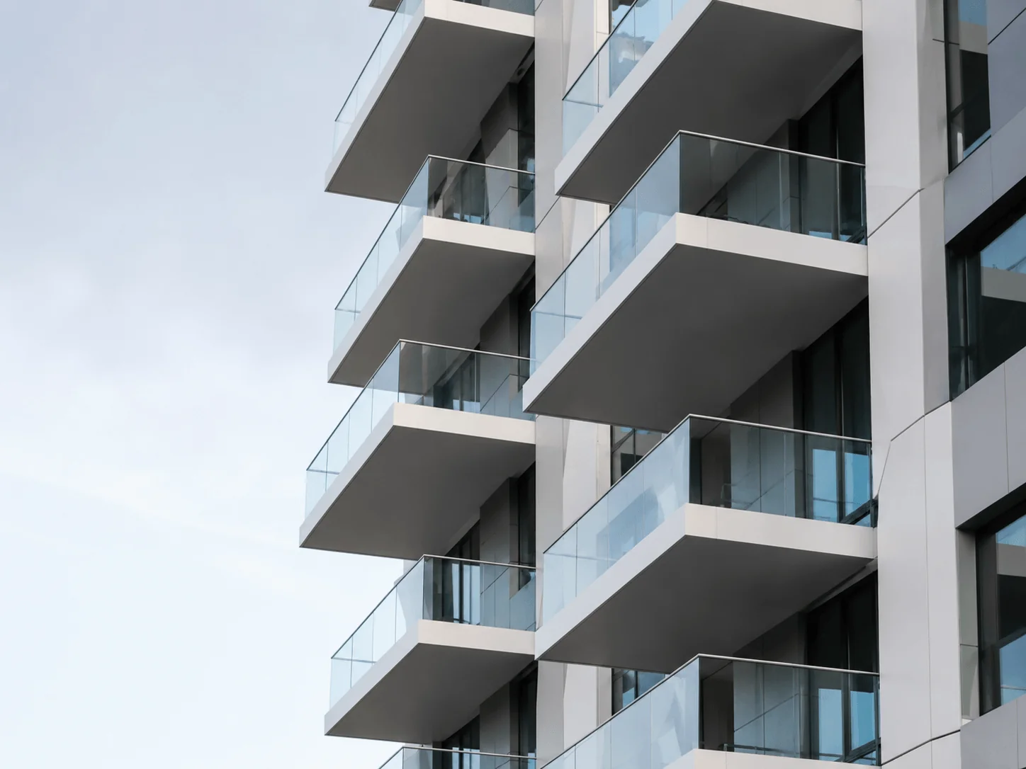 Balcones industrializados a medida en fachada residencial
