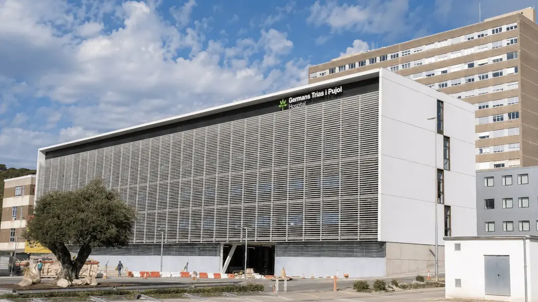 Hospital Germans Trias i Pujol con fachada Blakrea