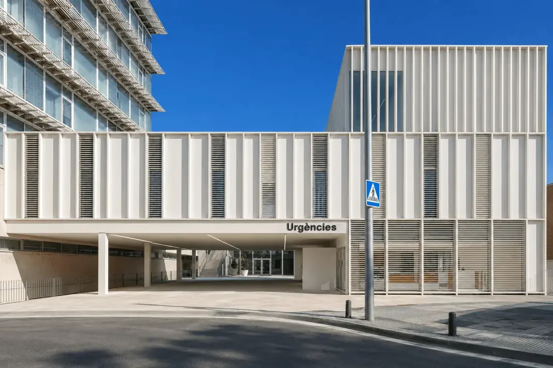 Hospital General de Granollers con fachada Blakrea